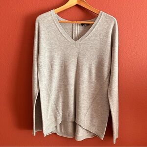 The Limited Heather Gray Women’s V-Neck Sweater Size M